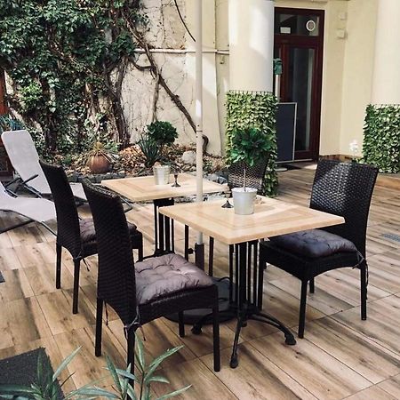 Отель Atrium Panzio Эстергом Экстерьер фото
