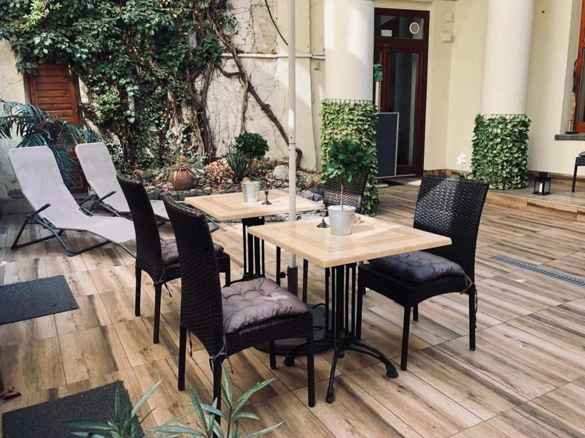 Отель Atrium Panzio Эстергом Экстерьер фото