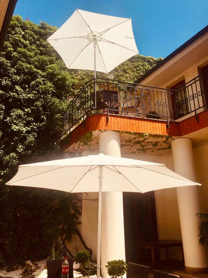 Отель Atrium Panzio Эстергом Экстерьер фото